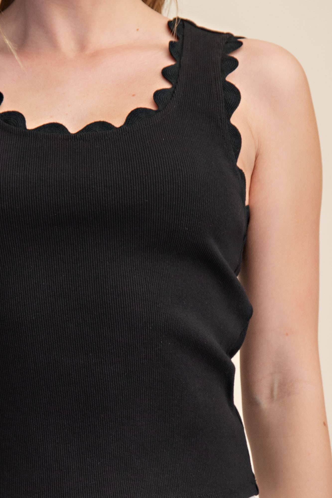 Scallop Wave Knit Top-Black
