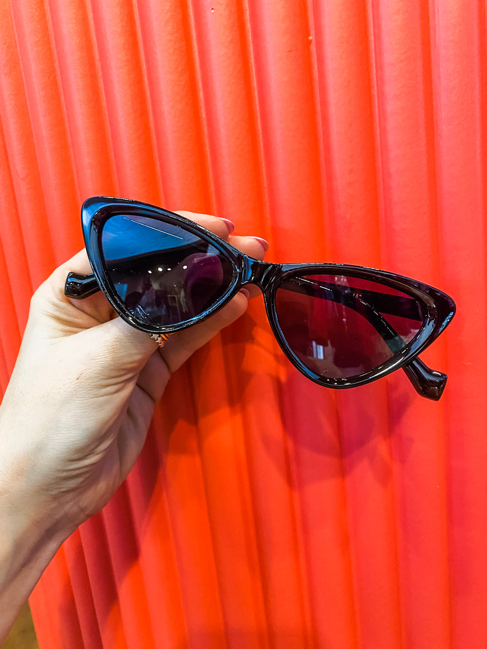 Modern Sharp Cat Eye Sunglasses- Black